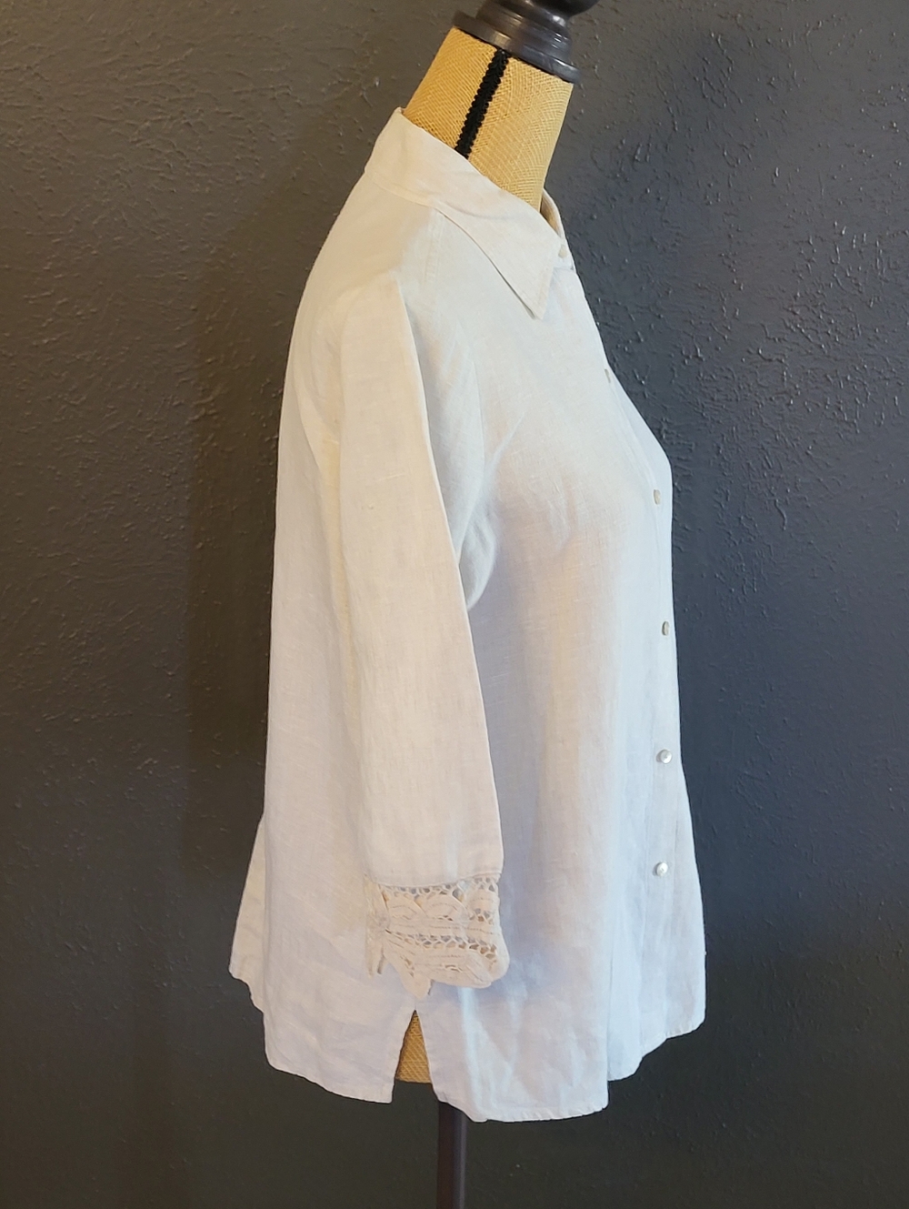 Liz Claiborne Medium Linen Button-up Blouse In A Natural Stone Color - Picture 2 of 9